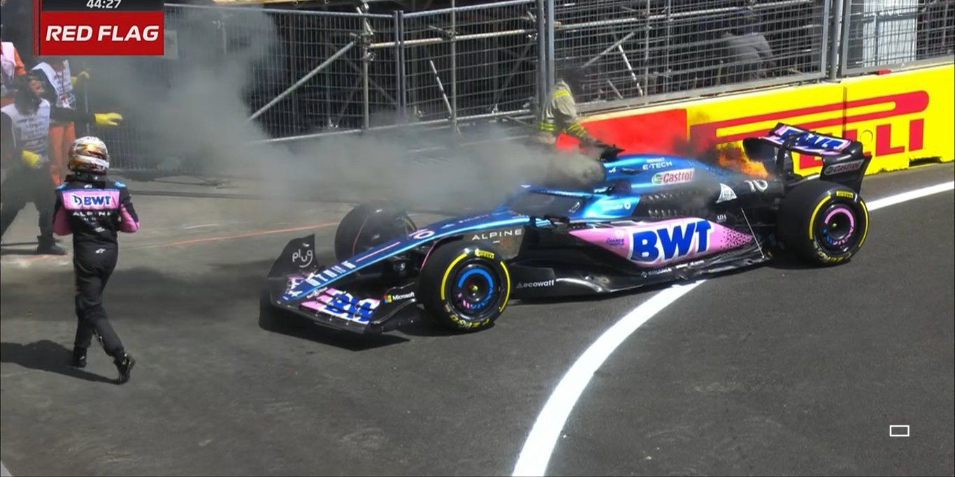 Aus dem Heck von Pierre Gaslys Alpine schlugen Flammen. 