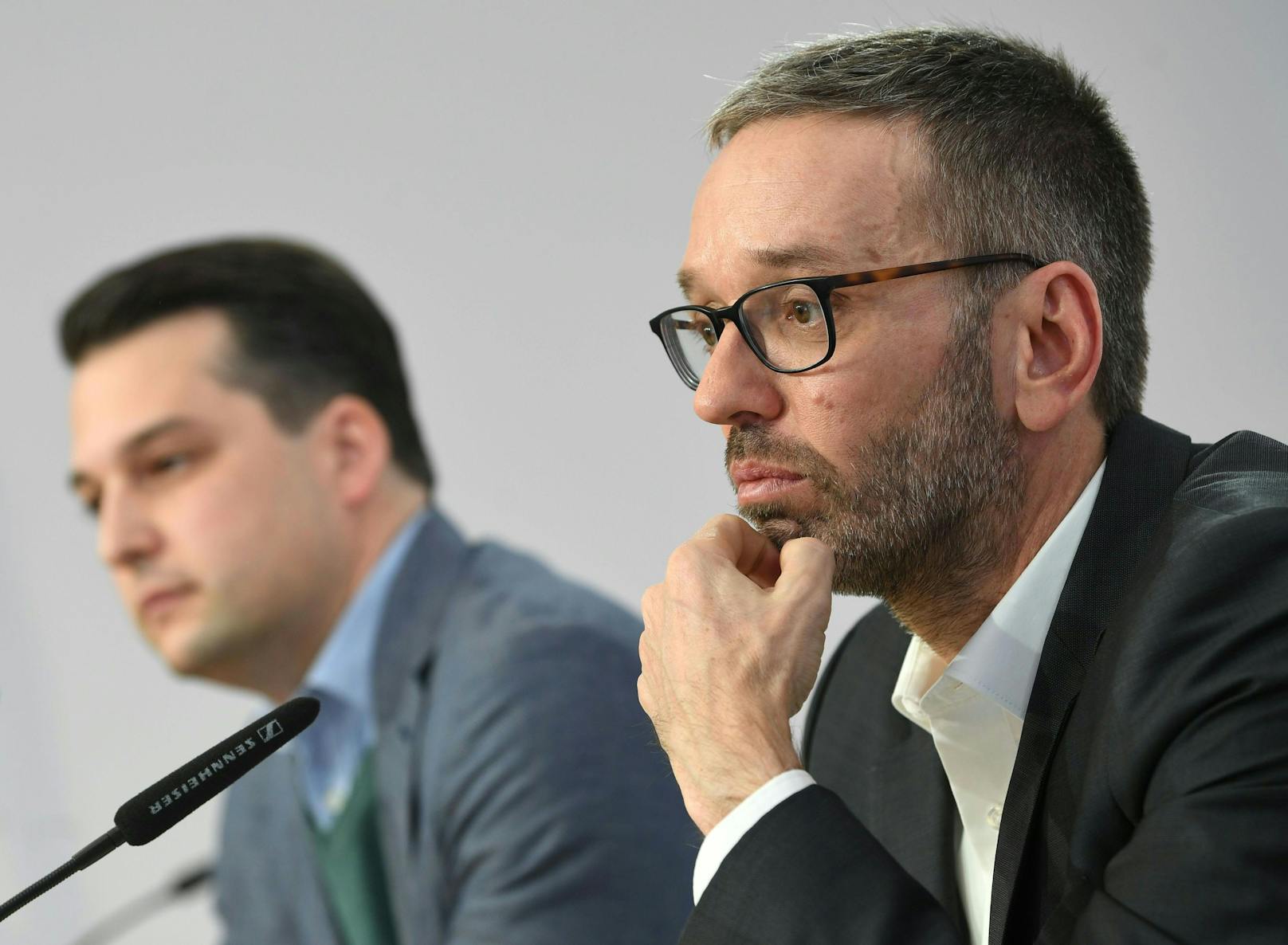 Der Wiener FPÖ-Chef Dominik Nepp und der Bundesparteiopbmann Herbert Kickl fordern eine "Aktion scharf" vor türkischen Wahllokalen.