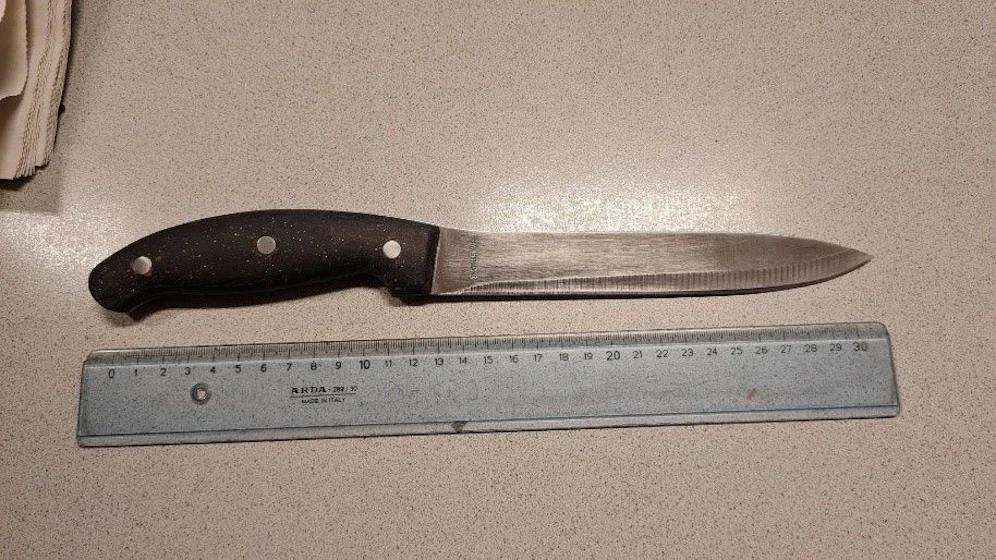 Dieses Messer warf der 34-Jährige auf einen Betreuer.