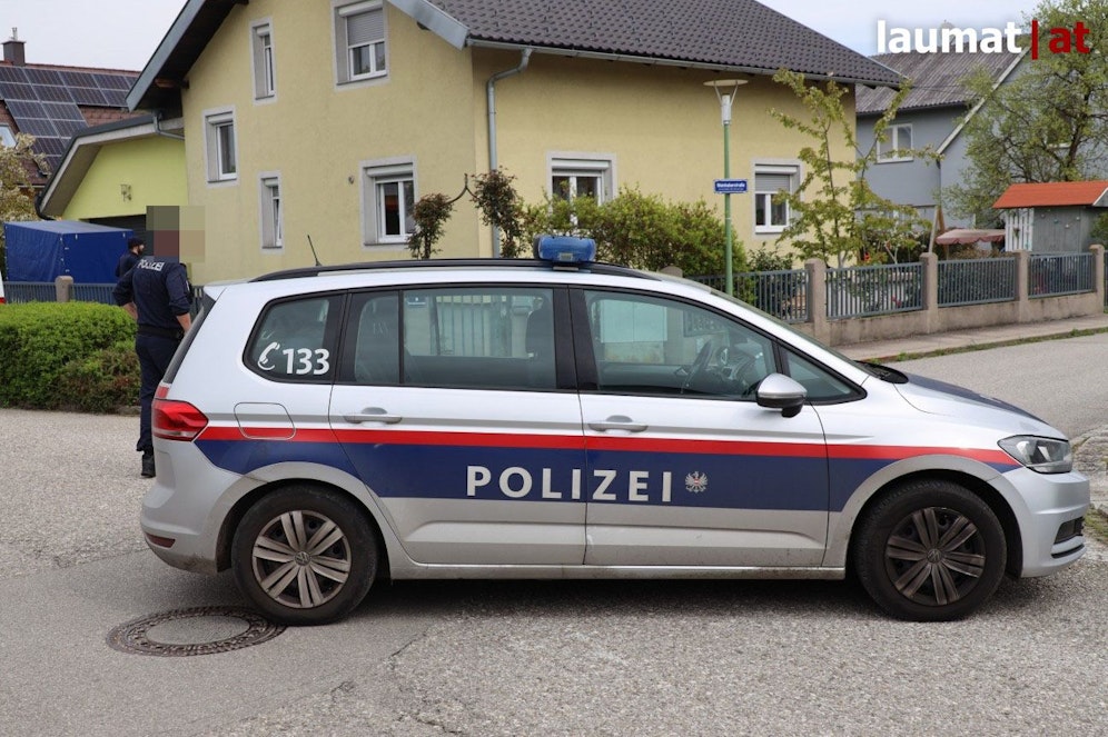 Die Polizei hat den Bereich großräumig abgesperrt. Anrainer sollen im Haus bleiben.