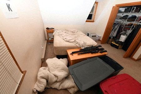 Der Angeklagte bewahrte Waffen unmittelbar neben seinem Bett auf.