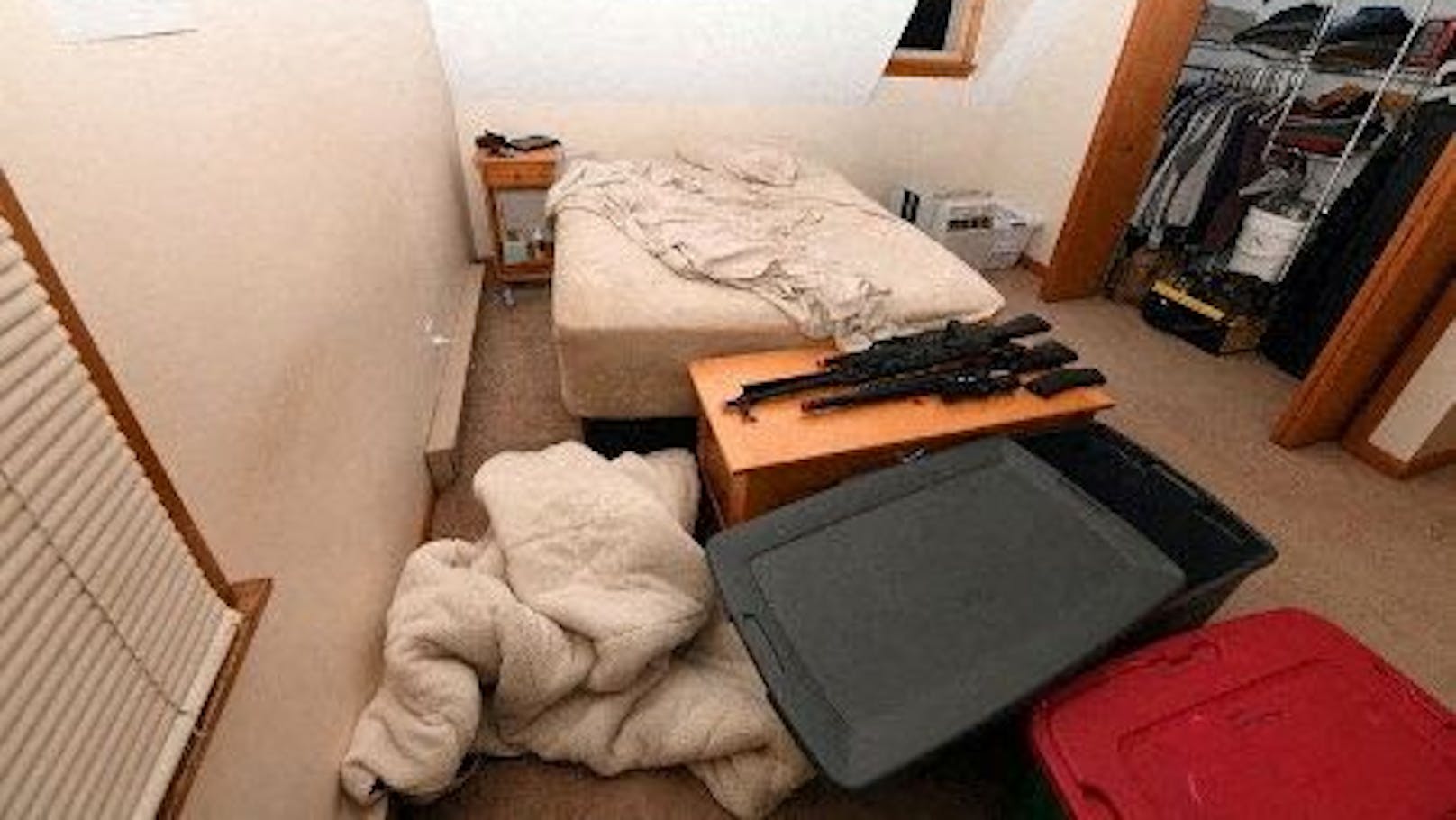 Der Angeklagte bewahrte Waffen unmittelbar neben seinem Bett auf.