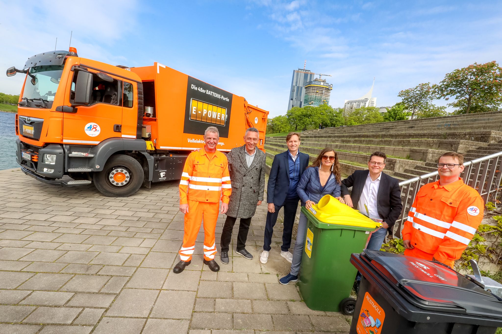 Ein Mitarbeiter der MA 48, Abteilungsleiter der MA 48, Josef Thon, Abteilungsleiter der MA 45, Gerlad Loew, Stadträtin Ulli Sima, Stadtrat Jürgen Czernohorszky und noch ein Mitarbeiter der MA 48 präsentierten die neue Mistkübel.
