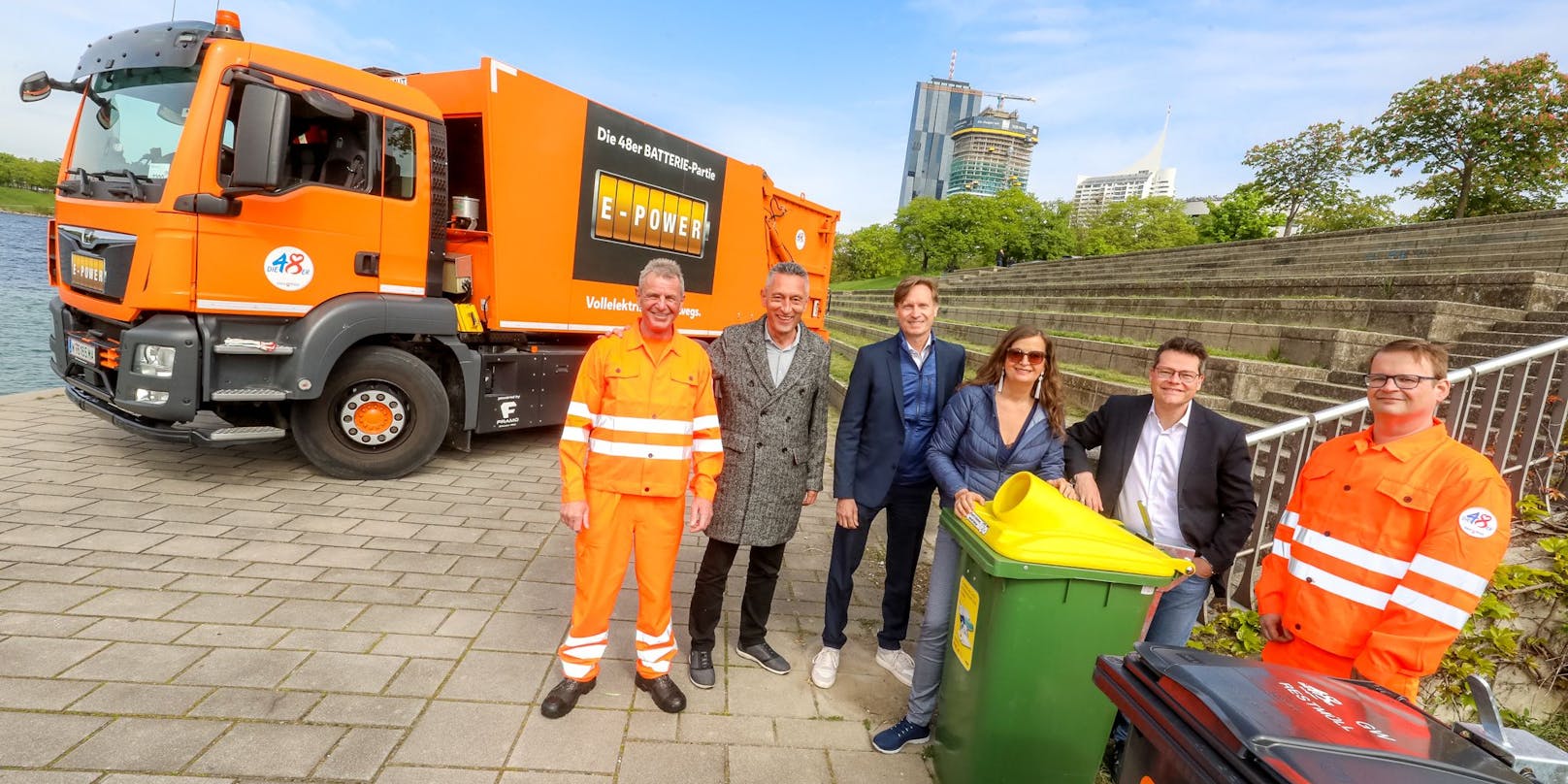 Ein Mitarbeiter der MA 48, Abteilungsleiter der MA 48, Josef Thon, Abteilungsleiter der MA 45, Gerlad Loew, Stadträtin Ulli Sima, Stadtrat Jürgen Czernohorszky und noch ein Mitarbeiter der MA 48 präsentierten die neue Mistkübel.