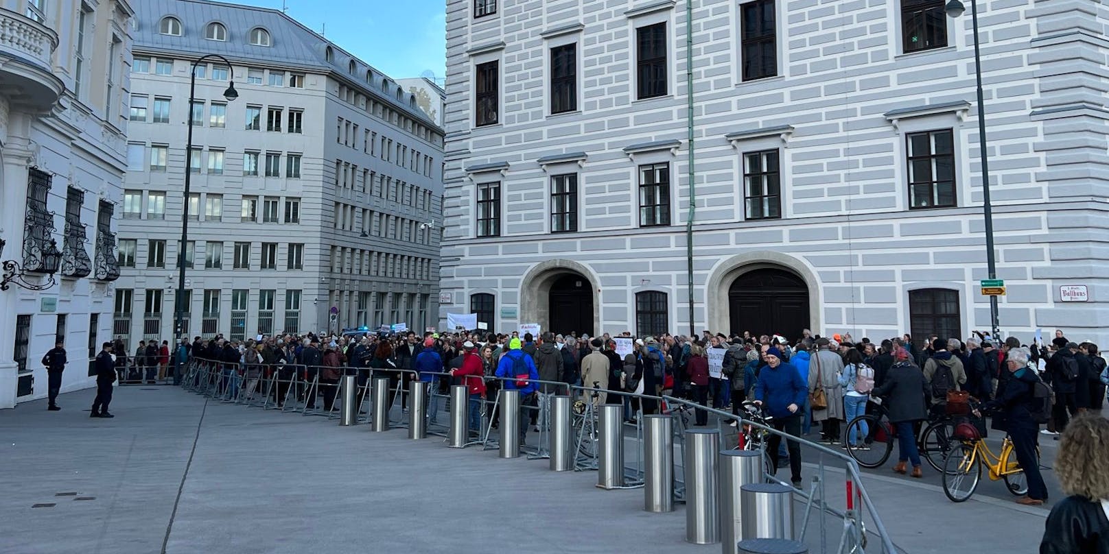 Einige hundert demonstrierten am Dienstag gegen das Aus der Wiener Zeitung.