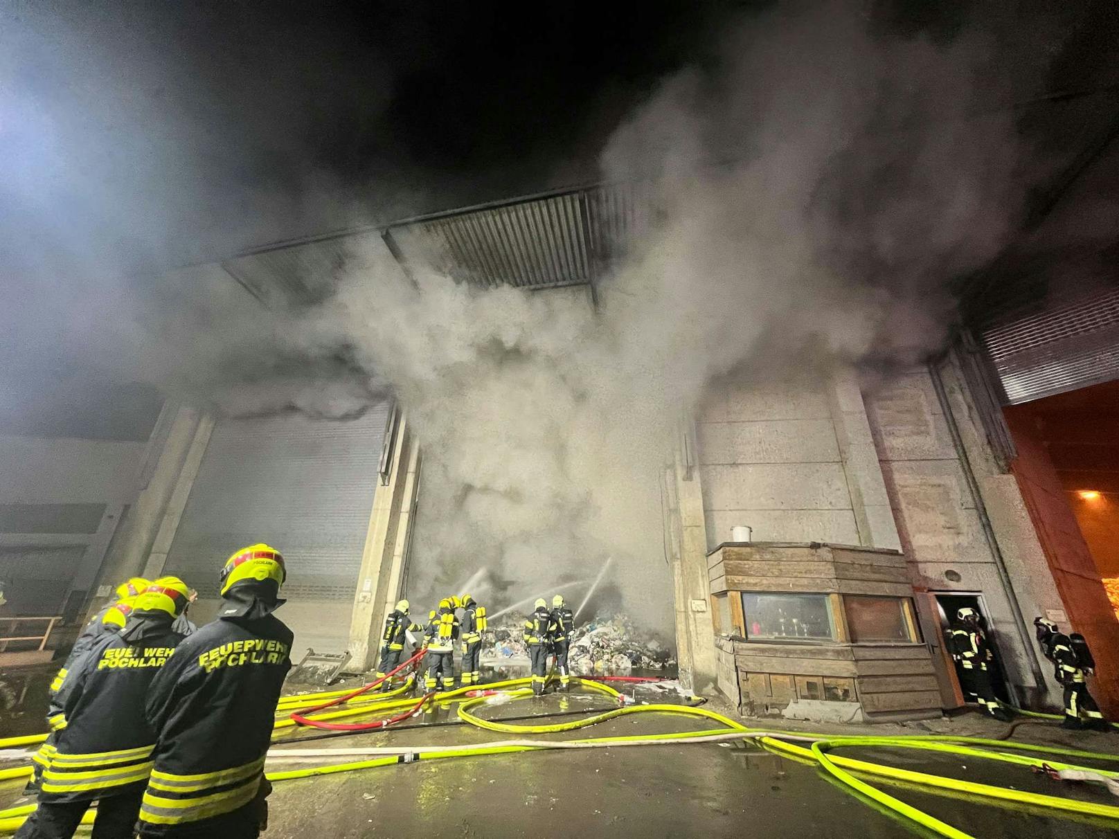 Die Feuerwehr im Löscheinsatz.