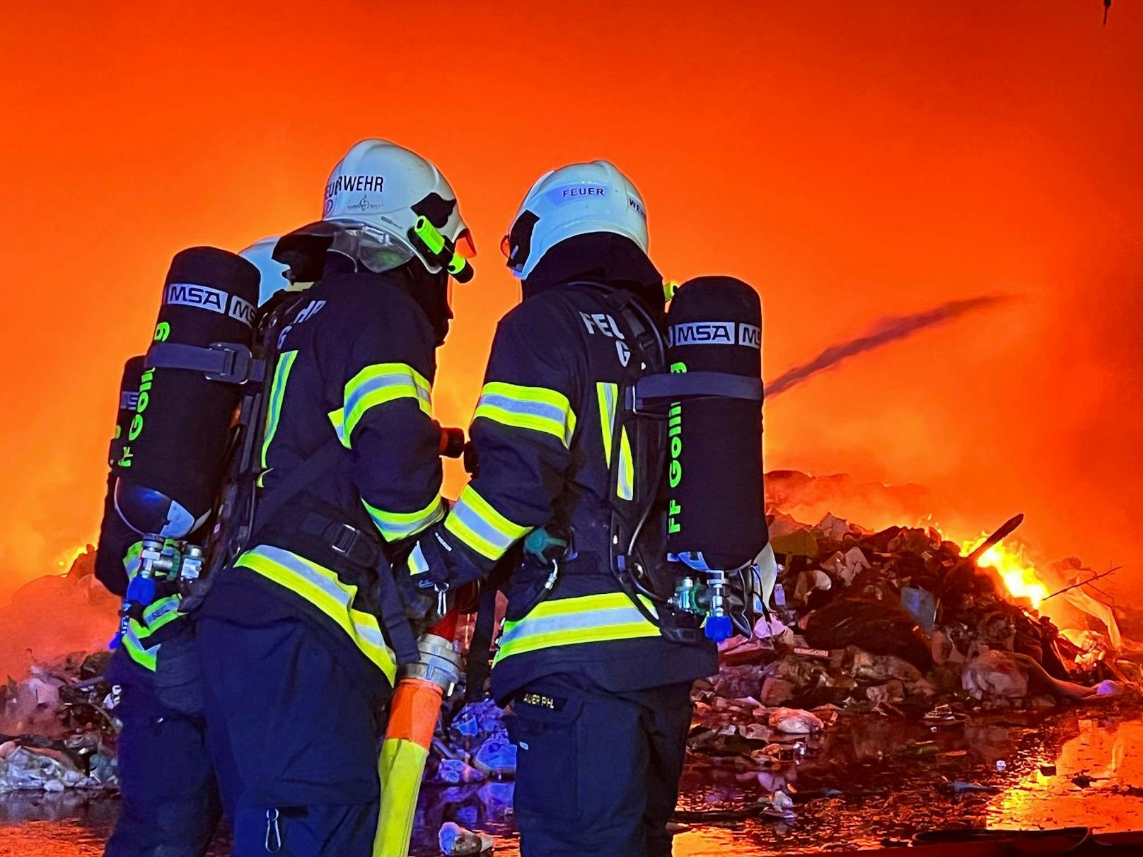 Großeinsatz für die Feuerwehr bei Brand in Entsorgungsbetrieb