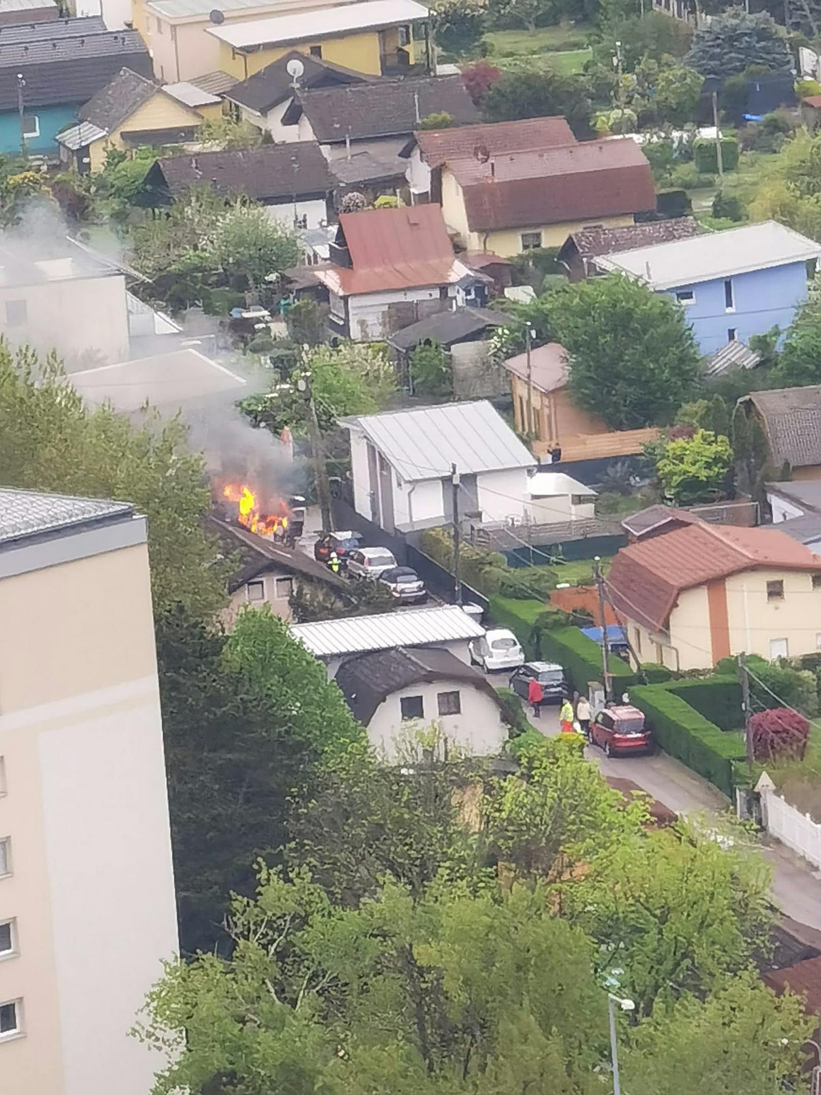Auto geht mitten in Wiener Siedlung in Flammen auf