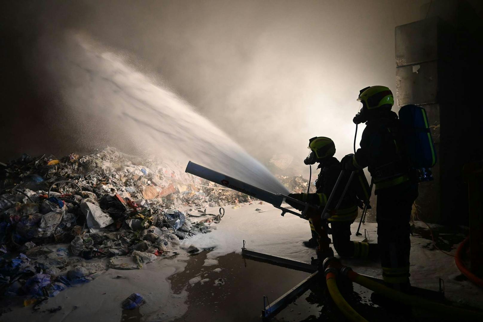 Großeinsatz für die Feuerwehr bei Brand in Entsorgungsbetrieb