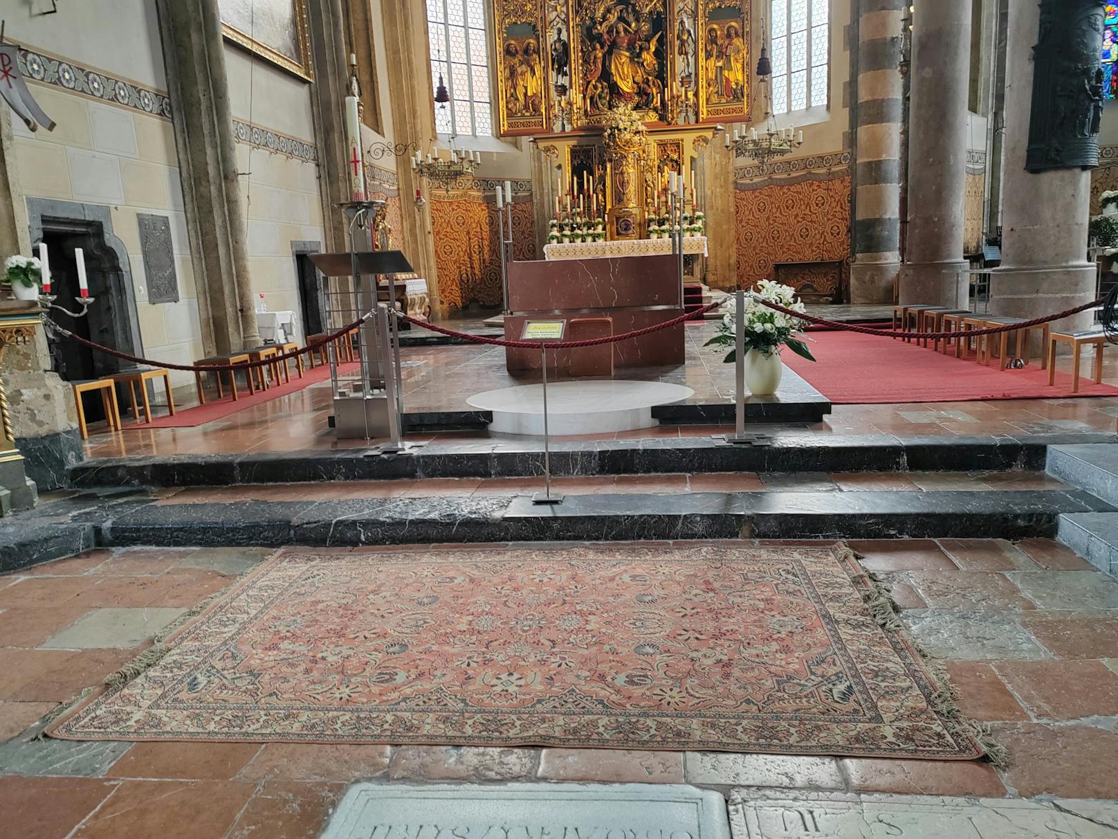 Am 28. April verunstaltete eine bislang unbekannte Täterschaft den Innenraum der Pfarrkirche "Maria Himmelfahrt" in Schwaz durch Graffiti. Der Steinboden vor dem Altar sowie ein Beichtsuhl wurde mittels blauem Lackspray besprüht.