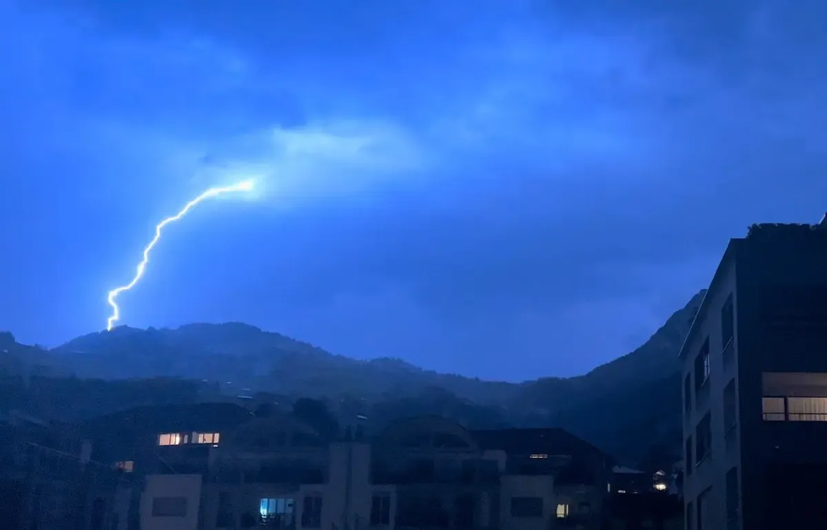 In der Schweiz gab es mehrere Blitzeinschläge, auch ein Flugzeug wurde getroffen.