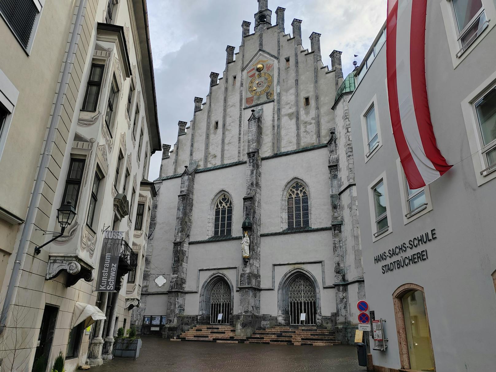 Am 28. April verunstaltete eine bislang unbekannte Täterschaft den Innenraum der Pfarrkirche "Maria Himmelfahrt" in Schwaz durch Graffiti. Der Steinboden vor dem Altar sowie ein Beichtsuhl wurde mittels blauem Lackspray besprüht.