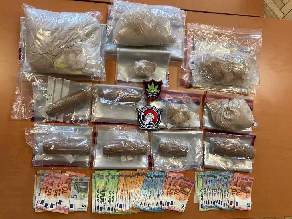 Das Suchtgift sowie das Bargeld wurde von der Polizei sichergestellt.