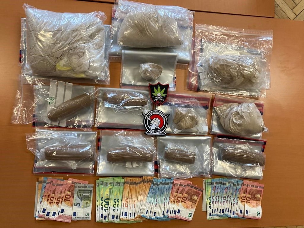 Das Suchtgift sowie das Bargeld wurde von der Polizei sichergestellt.