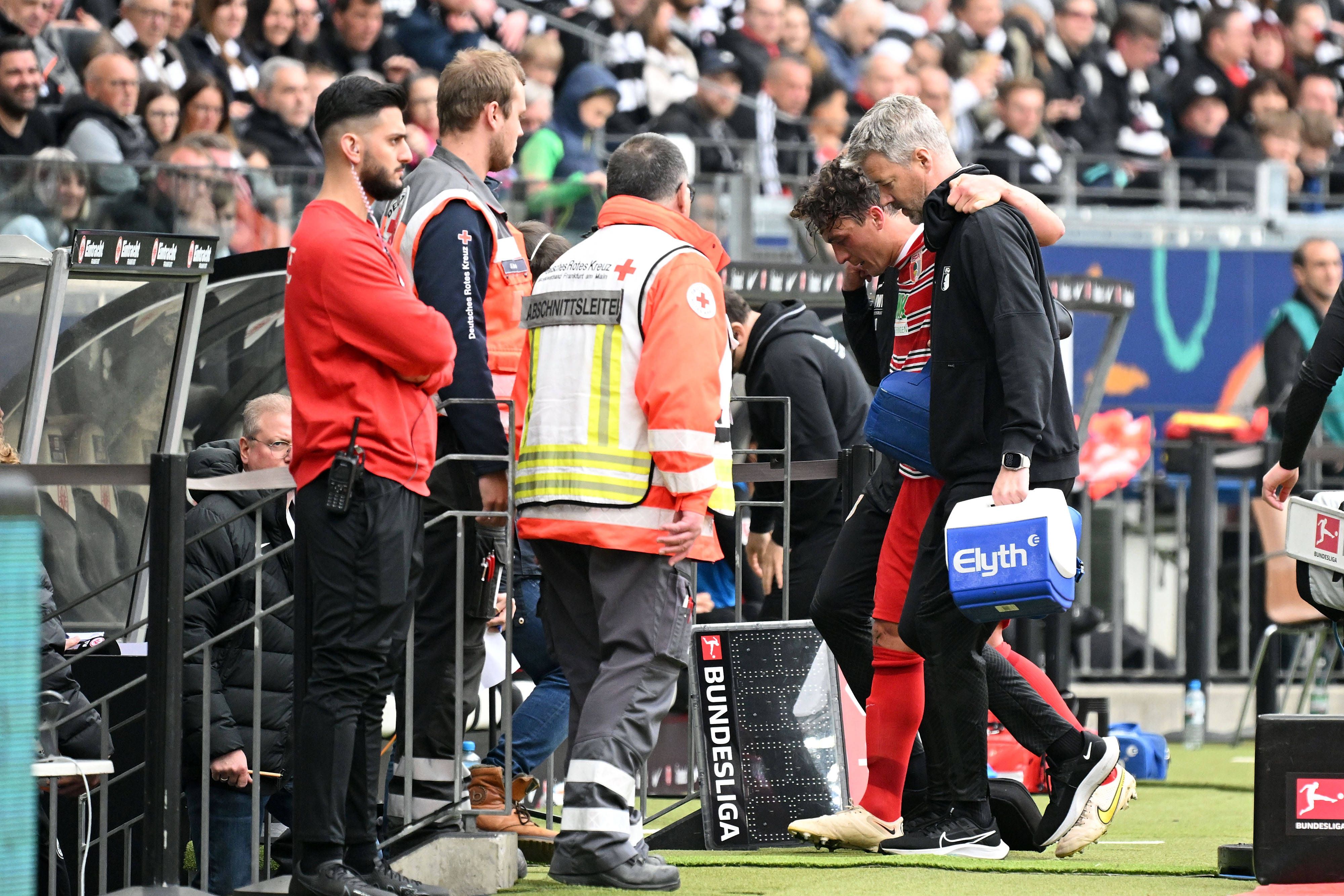 Julian Baumgartlinger musste von zwei Betreuern gestützt den Platz verlassen. 
