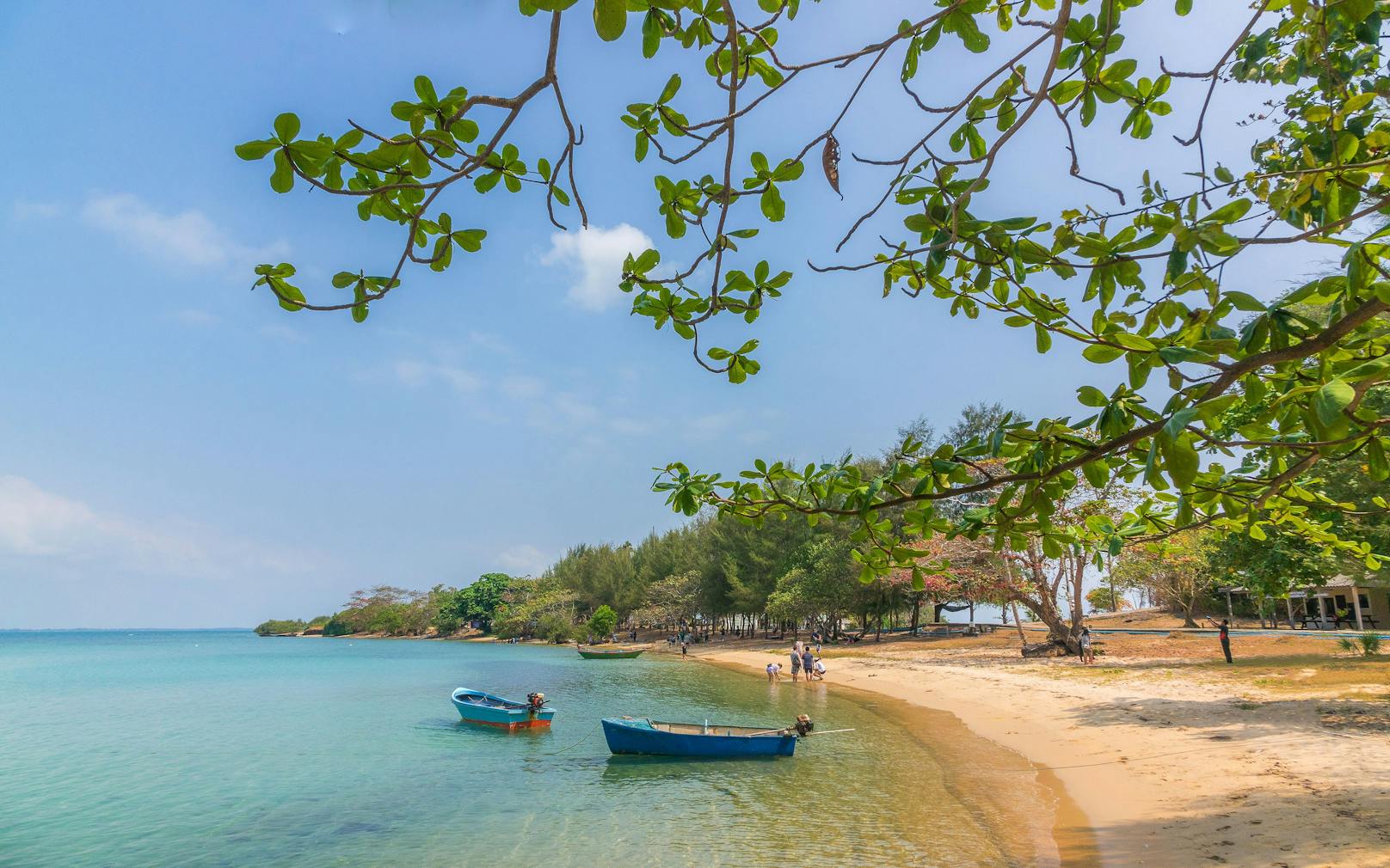 <strong>3. Sal, Kap Verde:</strong> Die Insel Sal gehört zu den Kap Verden und ist sehr beliebt bei Touristen. Sie kommt mit kristallklarem Wasser daher und wartet mit 350 Sonnentagen im Jahr auf. Doch auch hier geben zahlreiche Reisende an, in den Ferien erkrankt zu sein. Im Gesamtscore des Index erreicht die Insel einen Wert von 70,6. Mehr als elf Prozent der Reisenden haben dort etwas aufgelesen. So kann man sich auf den Kap Verden mit Malaria anstecken. Des Weiteren kann man sich mit dem Dengue-Fieber und dem Zika-Virus infizieren. Leitungswasser sollte auf keinen Fall getrunken werden.