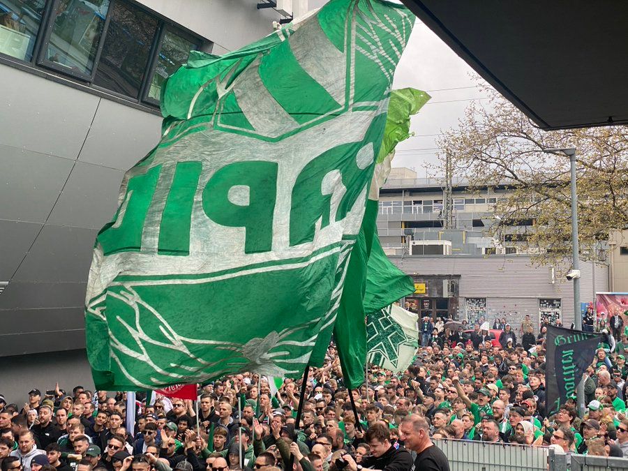 Hunderte Fans pilgerten bei der Abfahrt der Mannschaft vor das Stadion. 