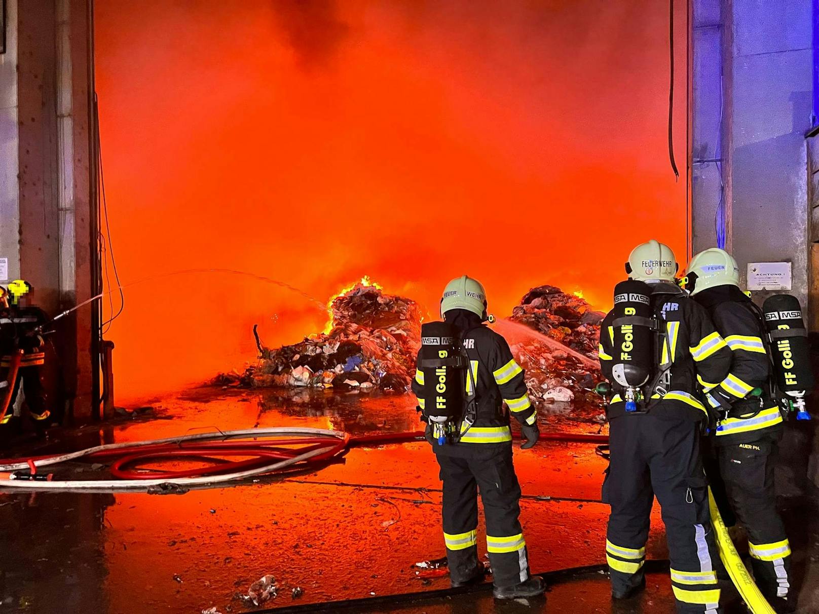 Großeinsatz für die Feuerwehr bei Brand in Entsorgungsbetrieb