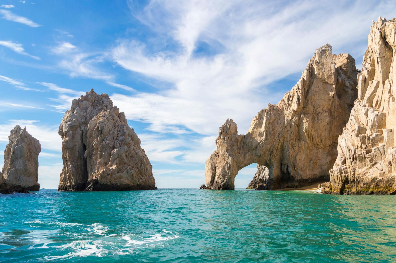 <strong>5. Cabo San Lucas, Mexiko:</strong> Auf Platz fünf liegt ebenfalls ein Badeort in Mexiko. Cabo San Lucas kommt im Index auf 63,3 Punkte. Auch hier gilt: Auf keinen Fall Leitungswasser trinken! Falls doch, können neben Durchfall auch Erkrankungen wie Leptospirose auftreten. Diese bakterielle Infektion wird unter anderem durch mit Nagetierausscheidungen kontaminiertes Wasser übertragen und kann in seltenen Fällen zu schwerwiegenderen Symptomen an Leber und Nieren führen.