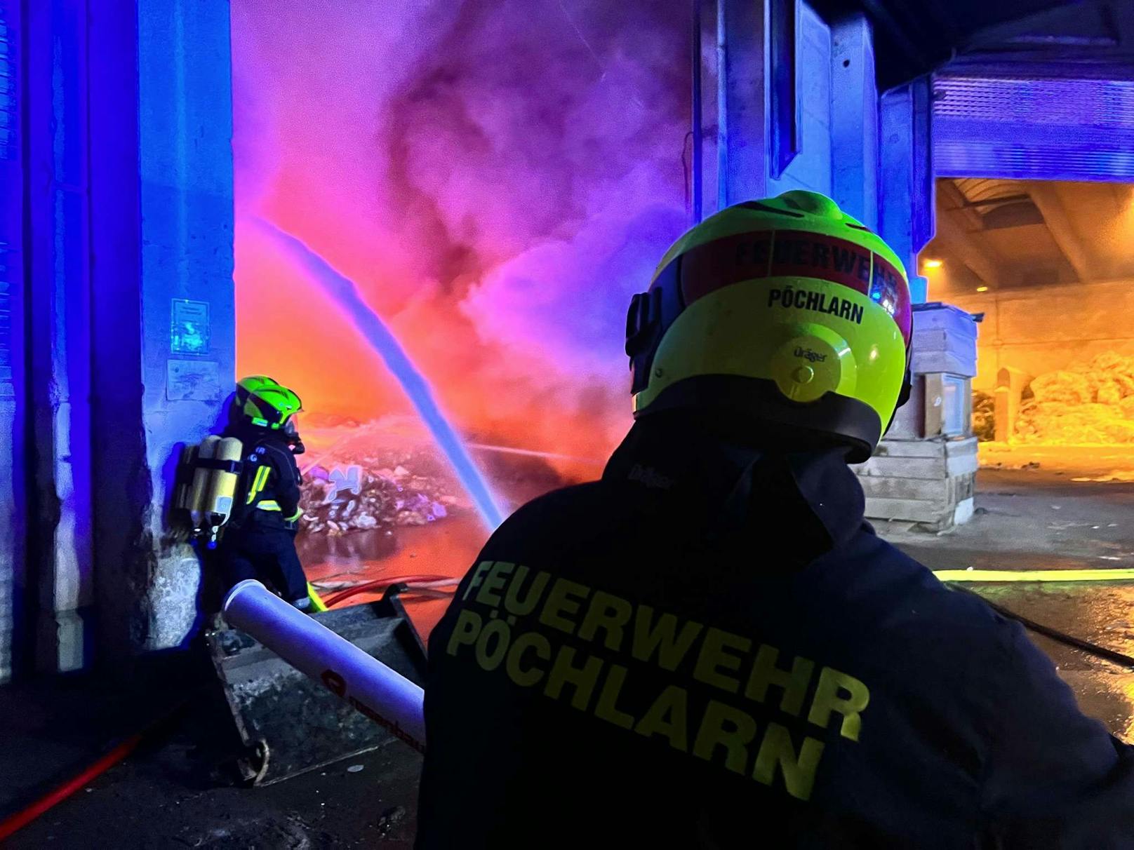 Mitglieder der Feuerwehr Pöchlarn im Brandeinsatz.