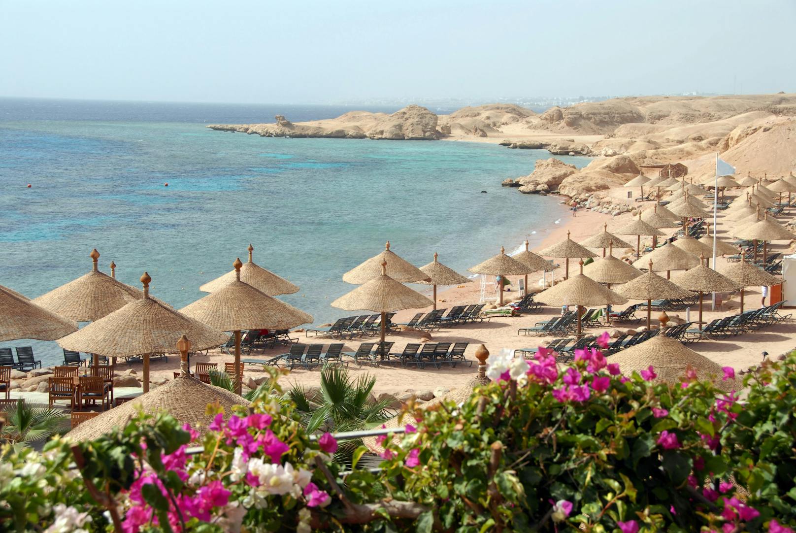 <strong>2. Sharm al-Sheikh, Ägypten:</strong> Das Tauchparadies am Roten Meer schafft es auf den zweiten Platz im Index mit einem Gesamtscore von 83,5. Besonders beliebt bei Touristen sind auch die All-inclusive-Resorts. Im afrikanischen Land besteht zwar kein Malariarisiko, jedoch ist eine Magen-Darm-Erkrankung durchaus möglich. Laut dem Index klagen beispielsweise fast elf Prozent der Reisenden über Lebensmittelvergiftungen. Speisen sollten daher nur vollständig durchgegart gegessen und Leitungswasser sollte unter allen Umständen vermieden werden.