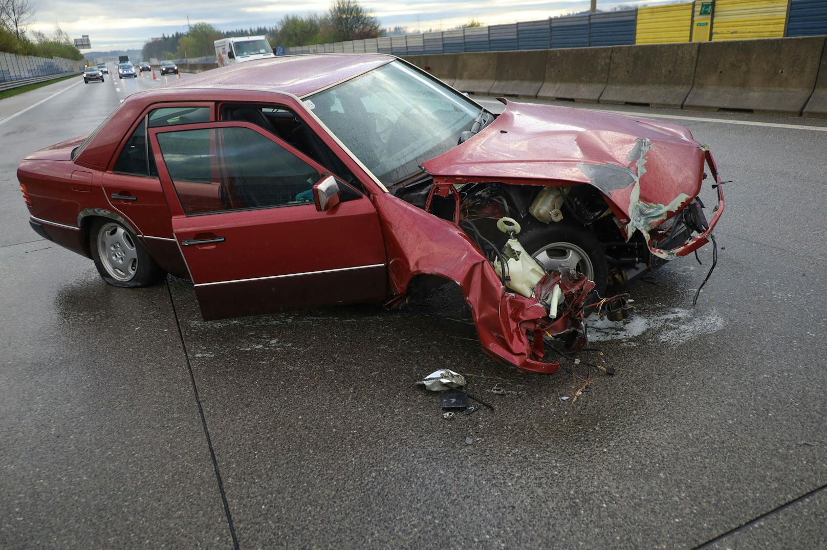 Ein Autolenker hat Samstagfrüh auf der A1 Westautobahn bei Sattledt aus bisher unbekannten Gründen die Kontrolle über seinen Mercedes verloren und ist gegen einen Anpralldämpfer gekracht.