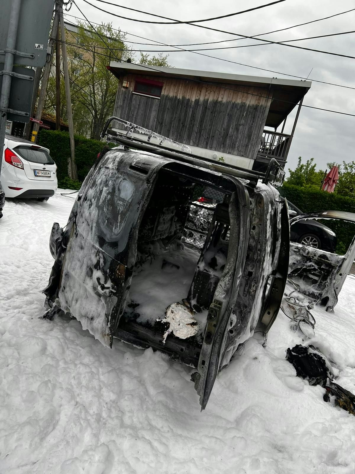 Der Klein-Lkw ging am Freitagabend in Flammen auf. 