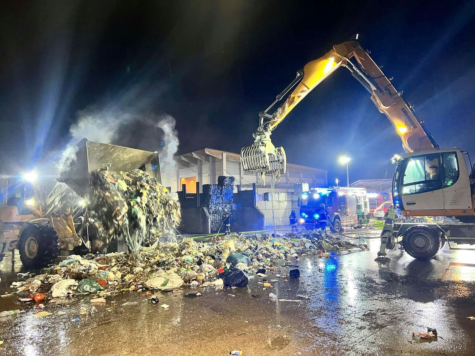 Großeinsatz für die Feuerwehr bei Brand in Entsorgungsbetrieb