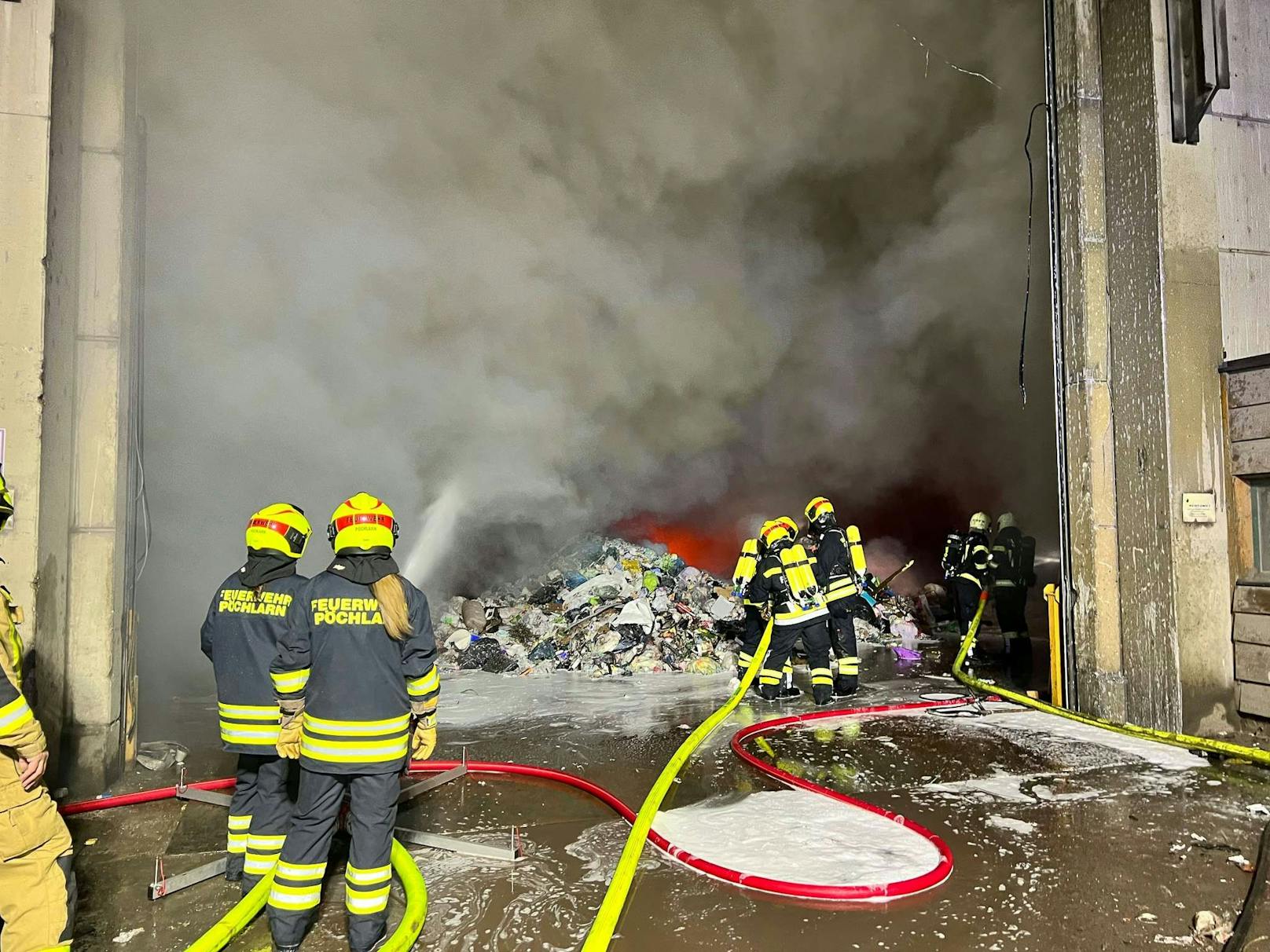 Die Feuerwehr löschte unter schwerem Atemschutz.