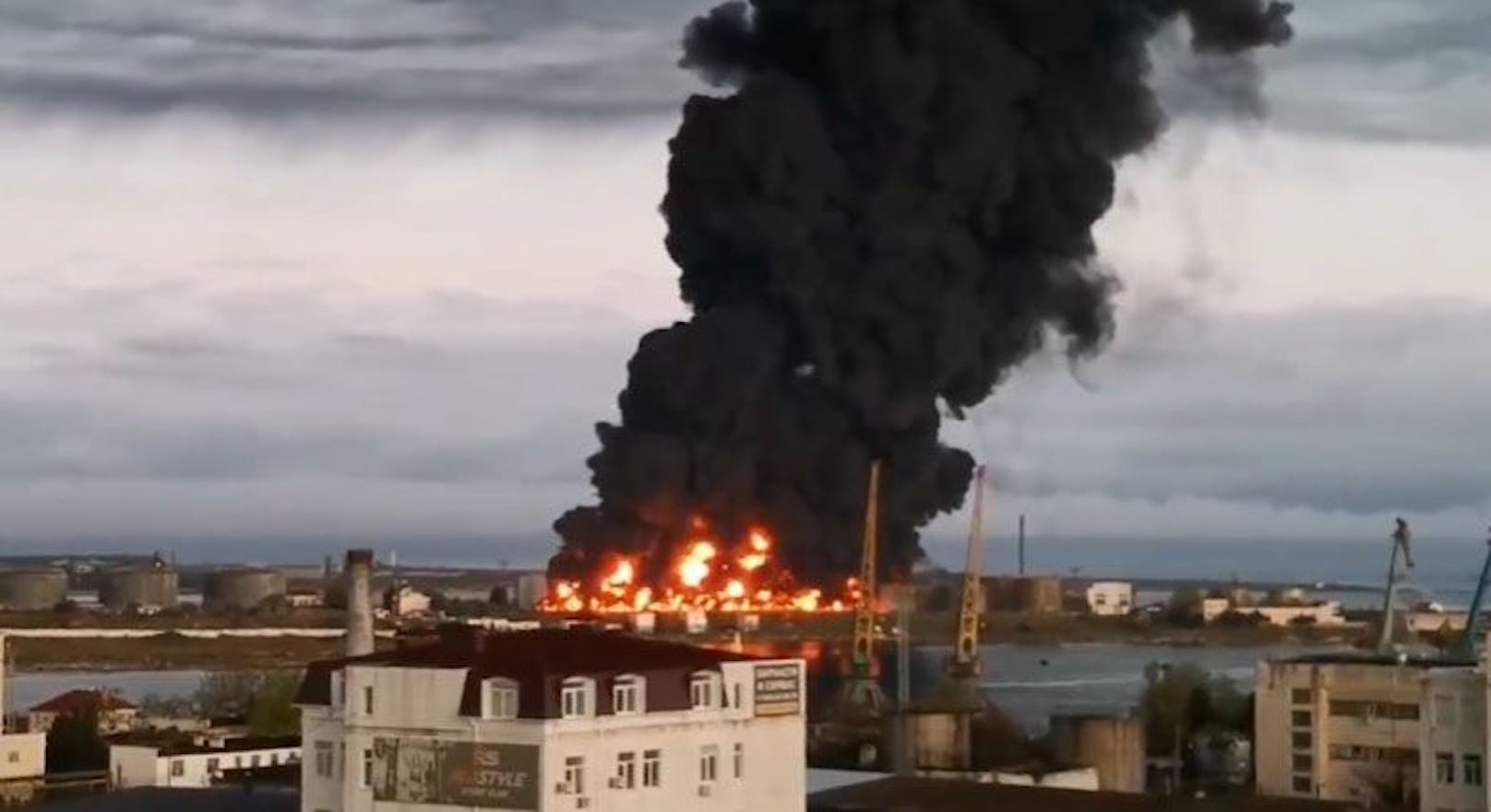 Auf der besetzten Krim-Halbinsel steht ein ein Öldepot in Brand.