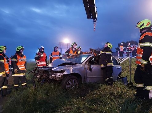 Einsatzkräfte vor Ort nach dem schweren Verkehrsunfall