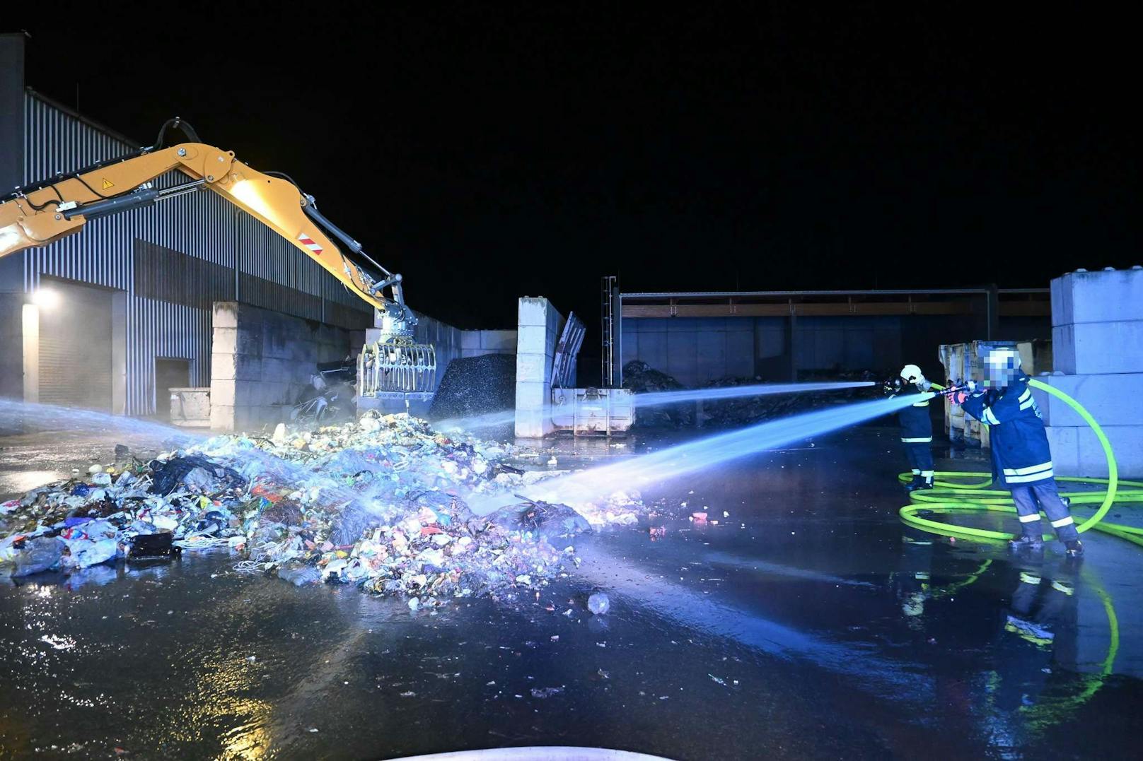 Großeinsatz für die Feuerwehr bei Brand in Entsorgungsbetrieb