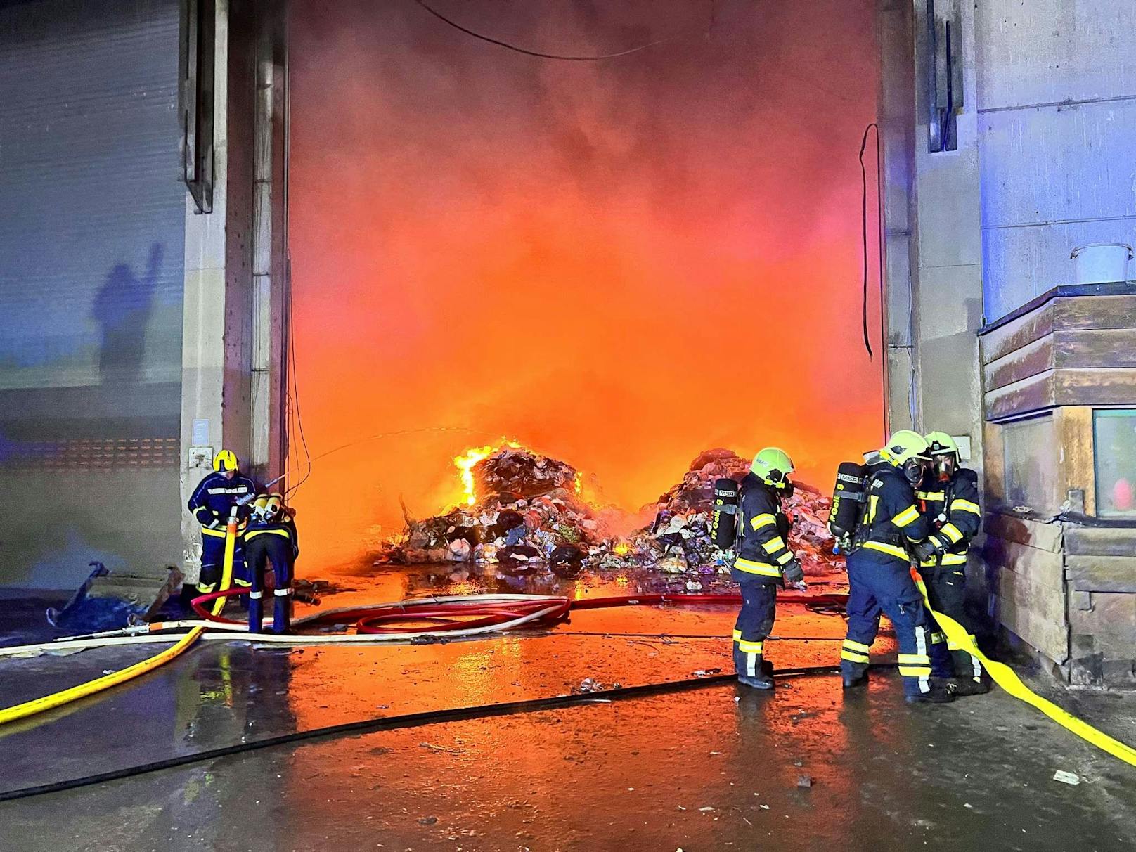 Großeinsatz für die Feuerwehr bei Brand in Entsorgungsbetrieb.