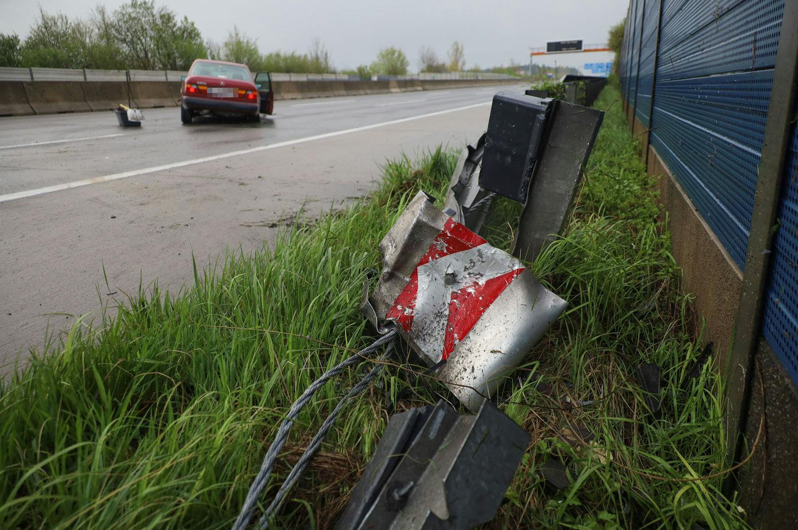 Ein Autolenker hat Samstagfrüh auf der A1 Westautobahn bei Sattledt aus bisher unbekannten Gründen die Kontrolle über seinen Mercedes verloren und ist gegen einen Anpralldämpfer gekracht.