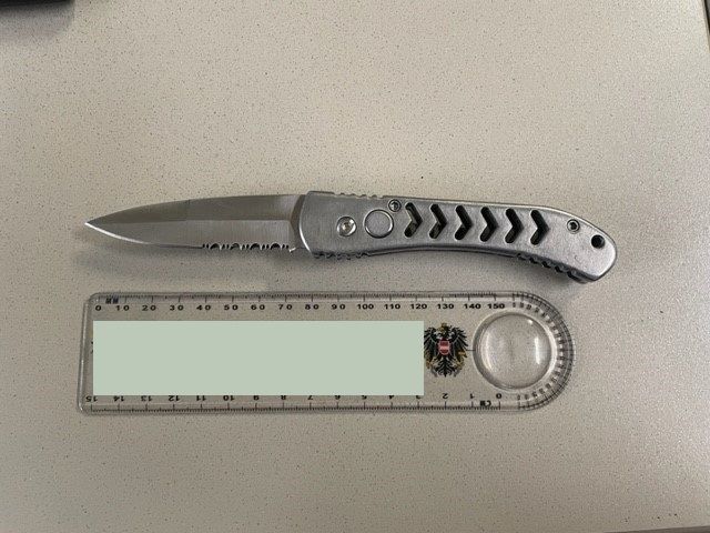 Das Messer wurde von der Polizei sichergestellt.