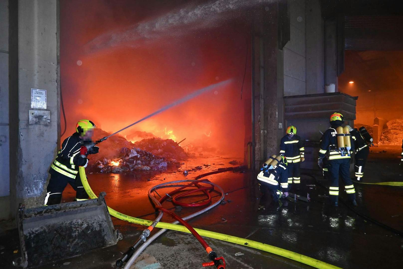 Mehrere Feuerwehren wurden zu dem Brand in NÖ alarmiert.