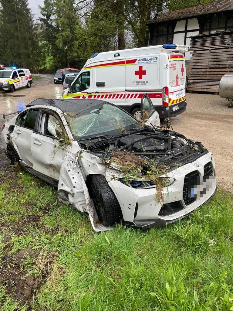 Am Fahrzeug entstand Totalschaden.