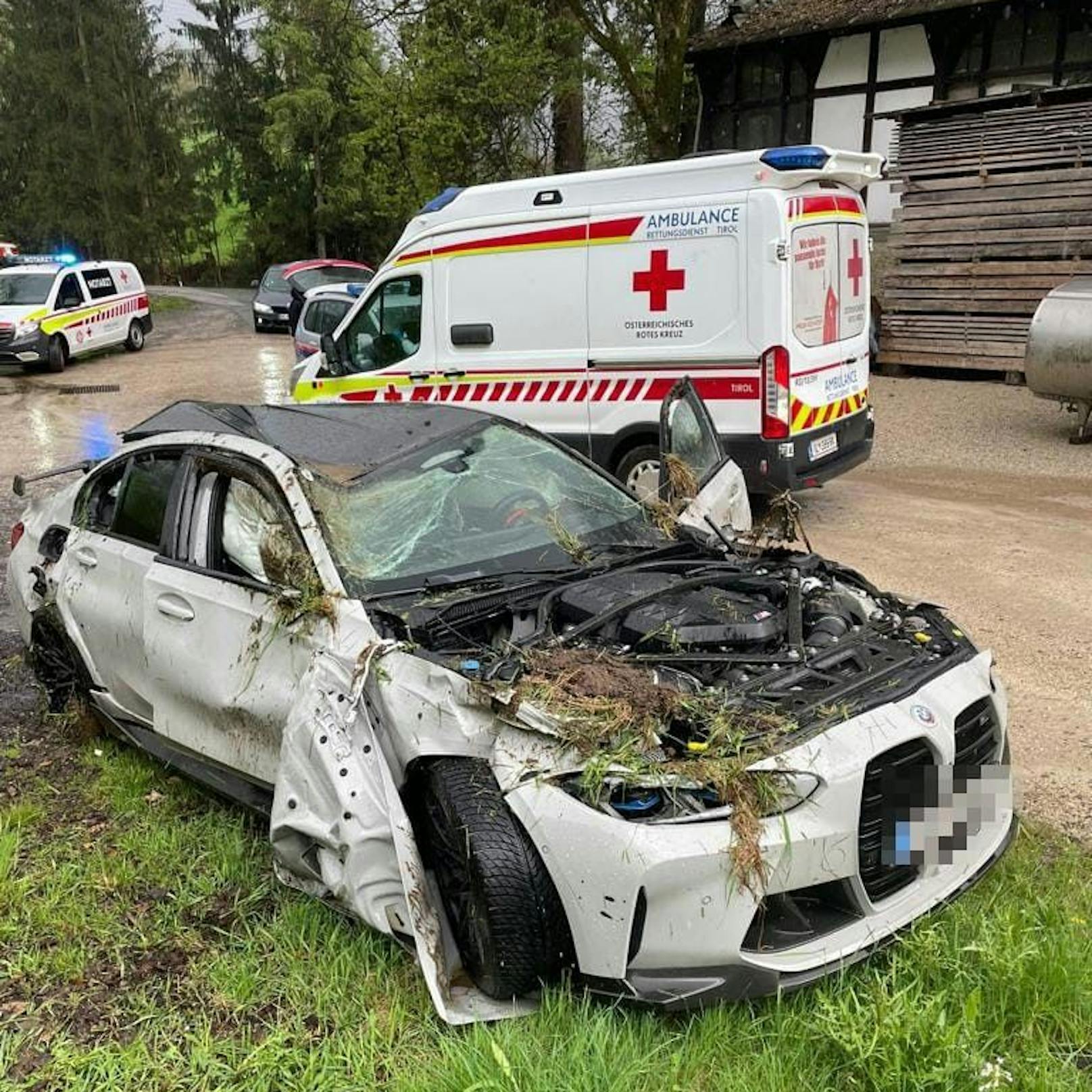 Am Fahrzeug entstand Totalschaden.