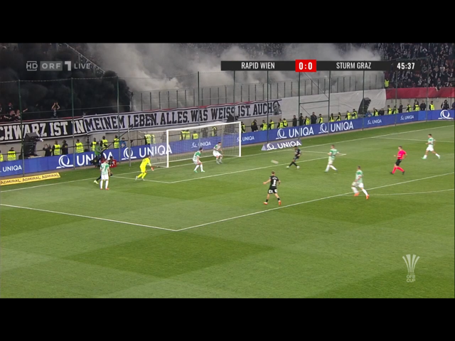 Sarkaria hat das offene Tor vor sich, Hedl ist geschlagen. Er verfehlt.