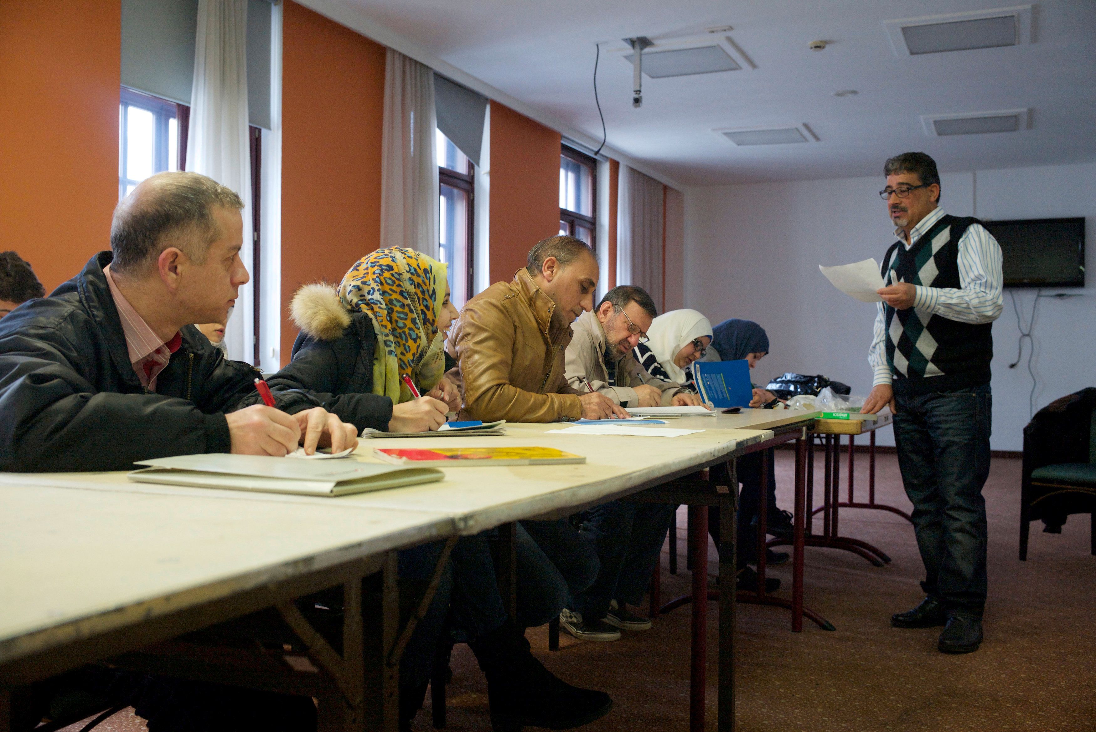 Migranten und Migrantinnen werden während der Deutscheinheiten direkt vor Ort über konkrete Einstiegsmöglichkeiten und Jobangebote informiert.