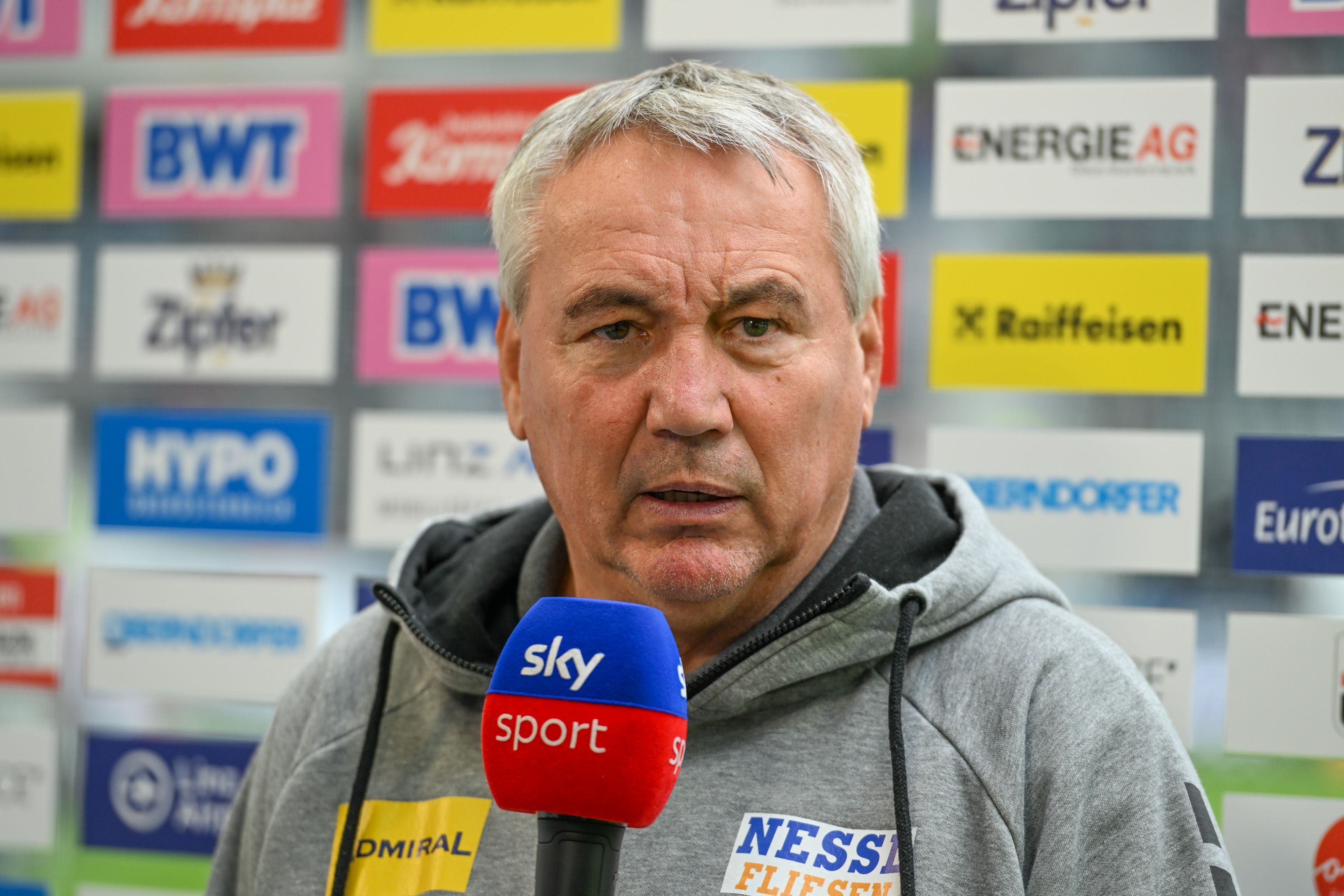 Peter Pacult platzt beim Sky-Interview der Kragen.