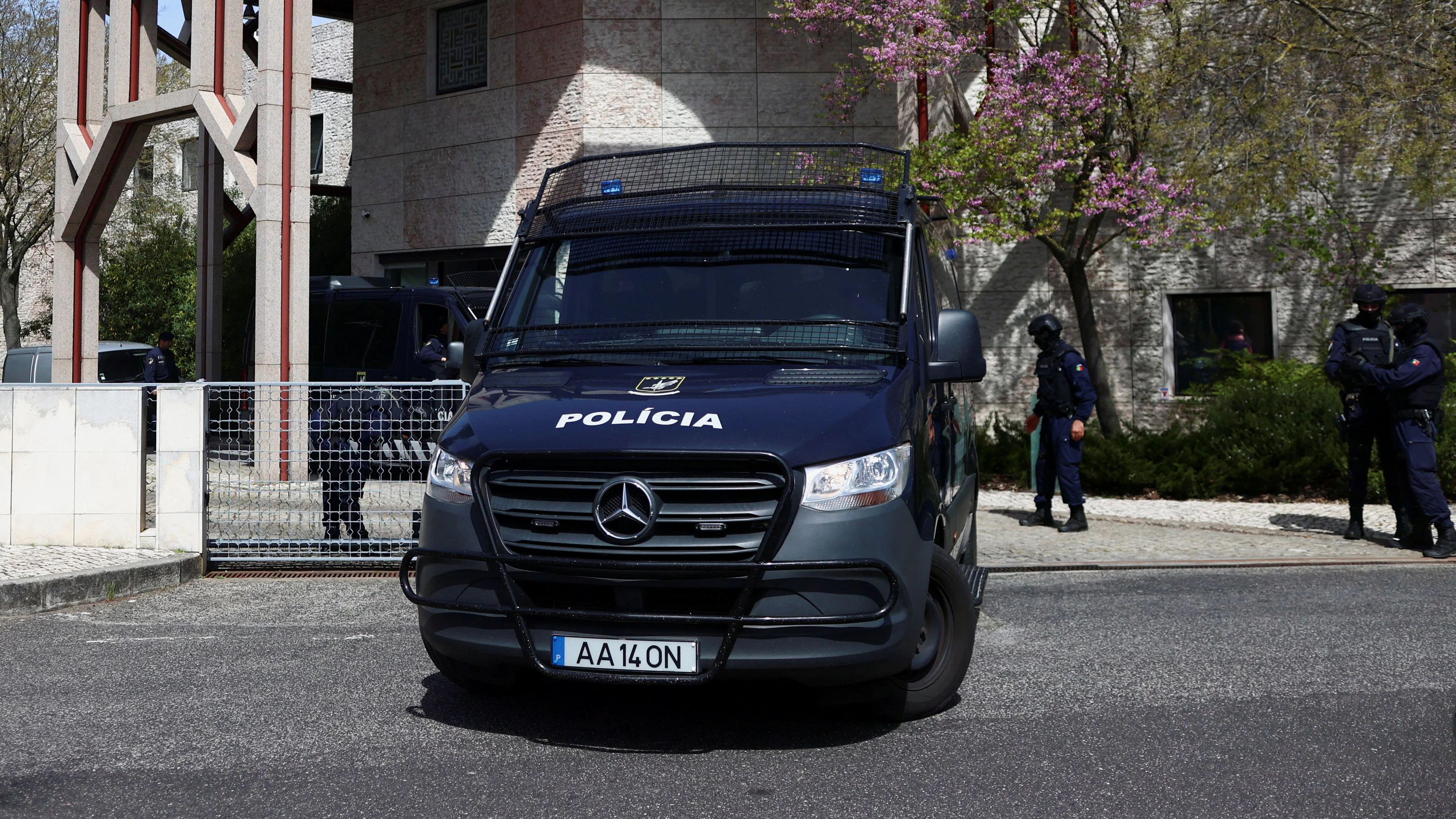 Als die Polizei am Tatort in der Stadt Setubal eintraf, habe sie vier Tote im Alter von 40 bis 60 Jahren gefunden