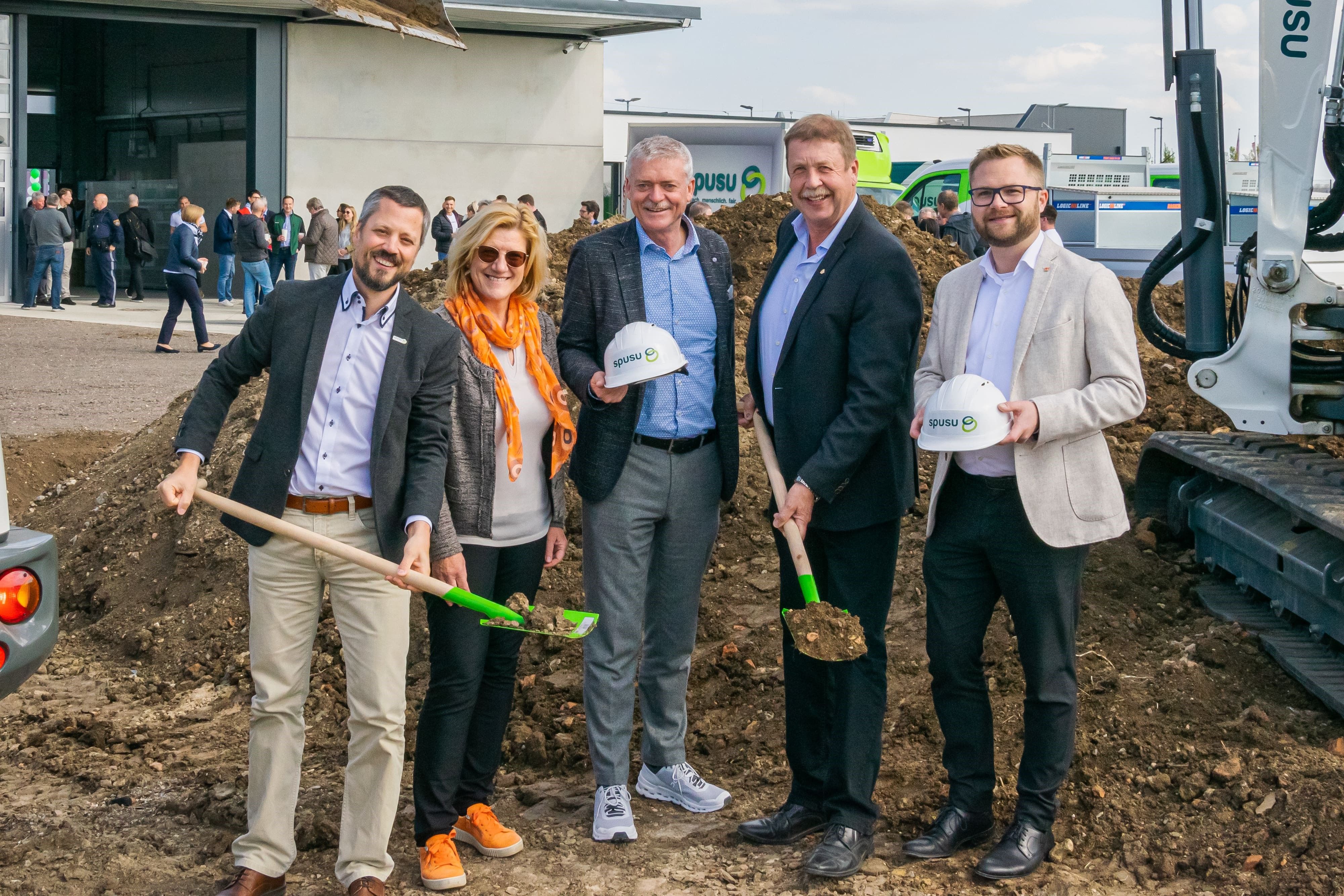 Florian Parnigoni (Geschäftsführer/COO spusu), Andrea Pichler (Consultant spusu), Franz Pichler (Gründer und Geschäftsführer/CEO spusu),  Josef Tatzber (Bürgermeister Wilfersdorf), Erich Stubenvoll (Bürgermeister Mistelbach) 