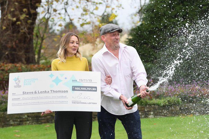 Im November 2019 gewann der Engländer Steve Thomson knapp 120 Millionen Euro bei Euromillionen (rechts im Bild seine Ehefrau Lenka).