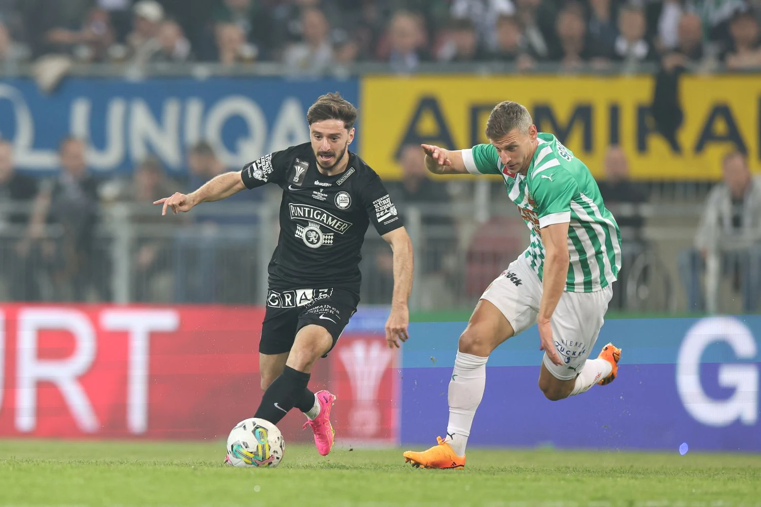 Harter Cupfight zwischen Sturm und Rapid.