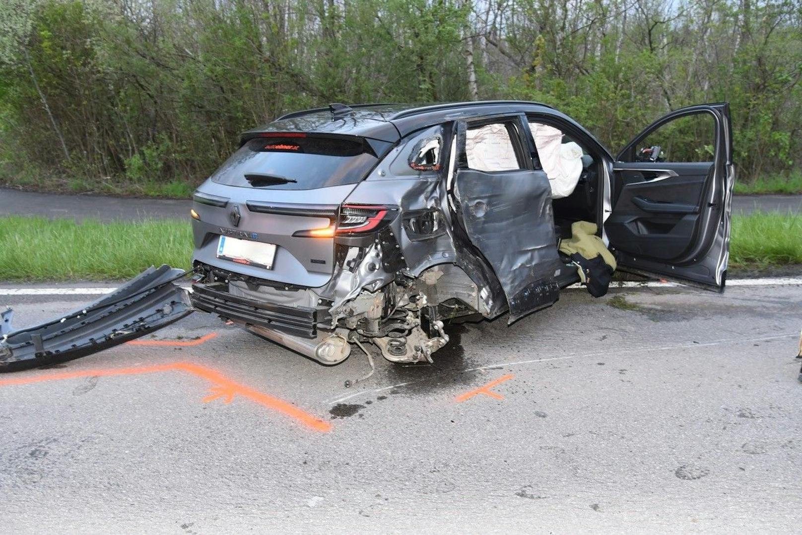 Autofahrer lässt Verletzte nach Crash in Wrack zurück