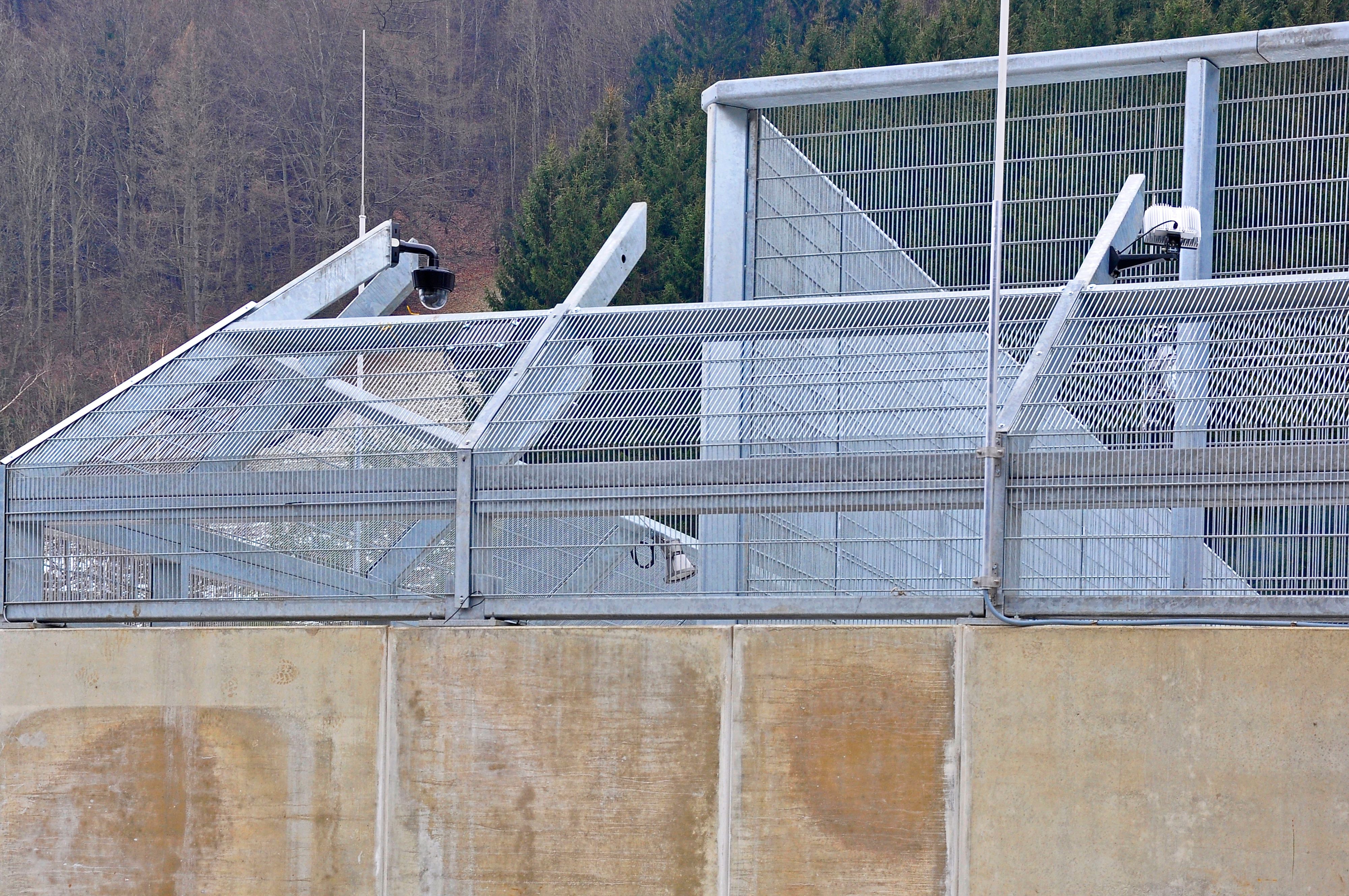 Insgesamt neuen Schubhäftlinge versuchten den Sicherheitszaun zu überwinden. Die Polizei konnte den Fluchtversuch stoppen.