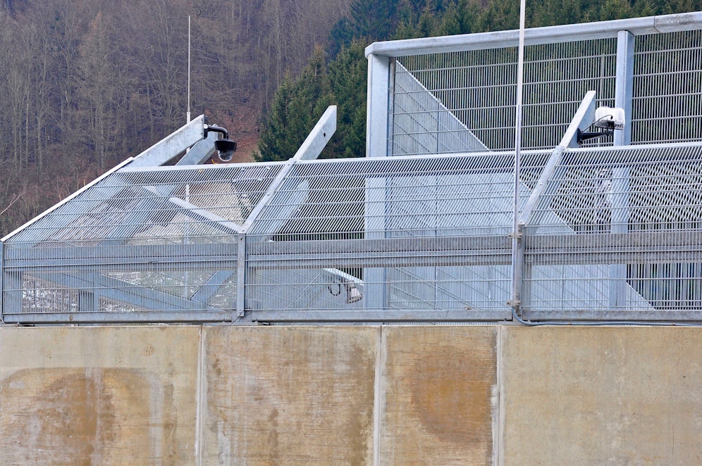 Insgesamt neuen Schubhäftlinge versuchten den Sicherheitszaun zu überwinden. Die Polizei konnte den Fluchtversuch stoppen.