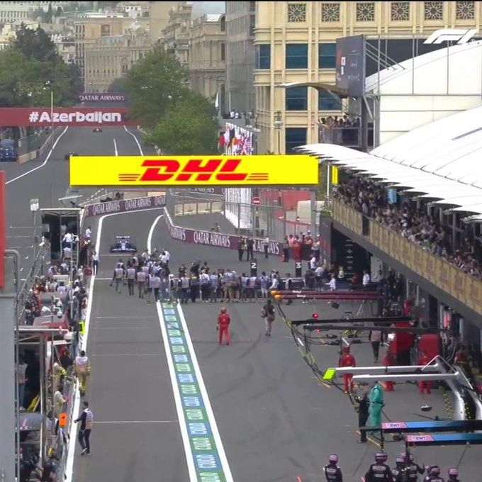 Schrecksekunde in Baku: Esteban Ocon biegt in die Boxengasse ein, dort versperren ihm leichtsinnige Fotografen den Weg.