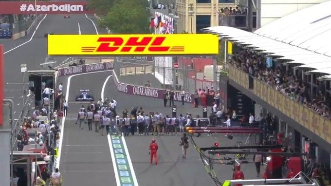 Schrecksekunde in Baku: Esteban Ocon biegt in die Boxengasse ein, dort versperren ihm leichtsinnige Fotografen den Weg.